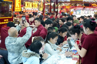 Thời điểm 12h trưa: Khách bỏ cả ăn trưa để mua vàng